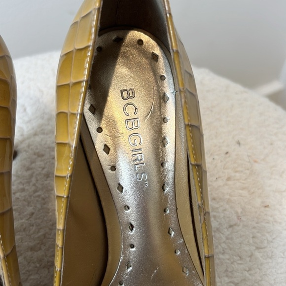 BCBG gold/yellow reptile textured Heels Elegant Design size 6. - Picture 5 of 10